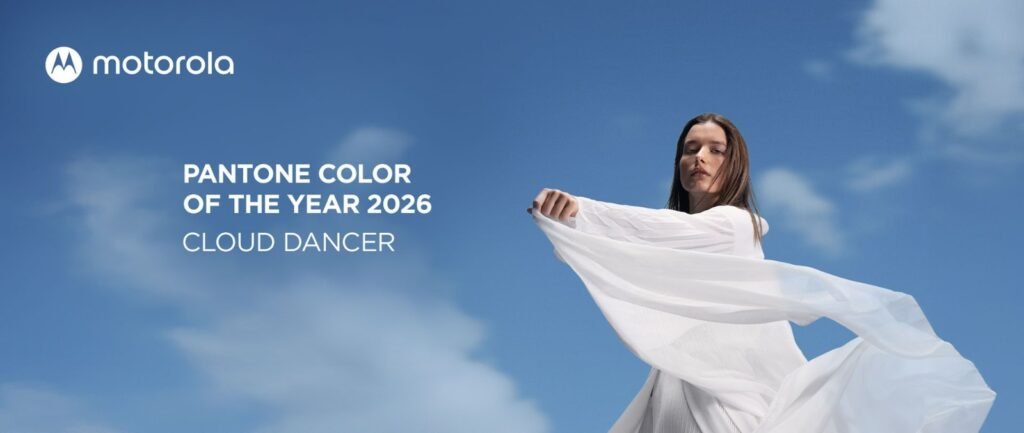 Dispositivo Motorola en el tono Pantone Color of the Year 2026 Cloud Dancer