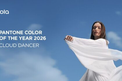 Dispositivo Motorola en el tono Pantone Color of the Year 2026 Cloud Dancer