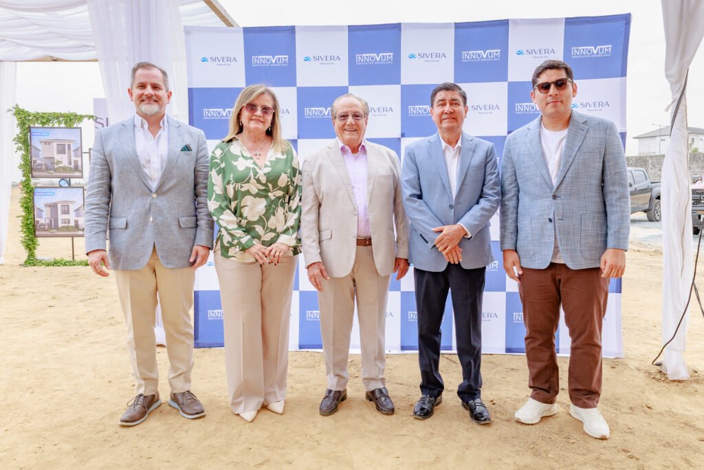 Colocación de la primera piedra de Sivera, urbanización con Lazy River en Daule