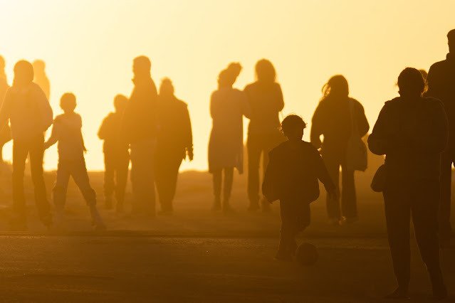Adultos mayores caminando en una ciudad que enfrenta el decrecimiento demográfico