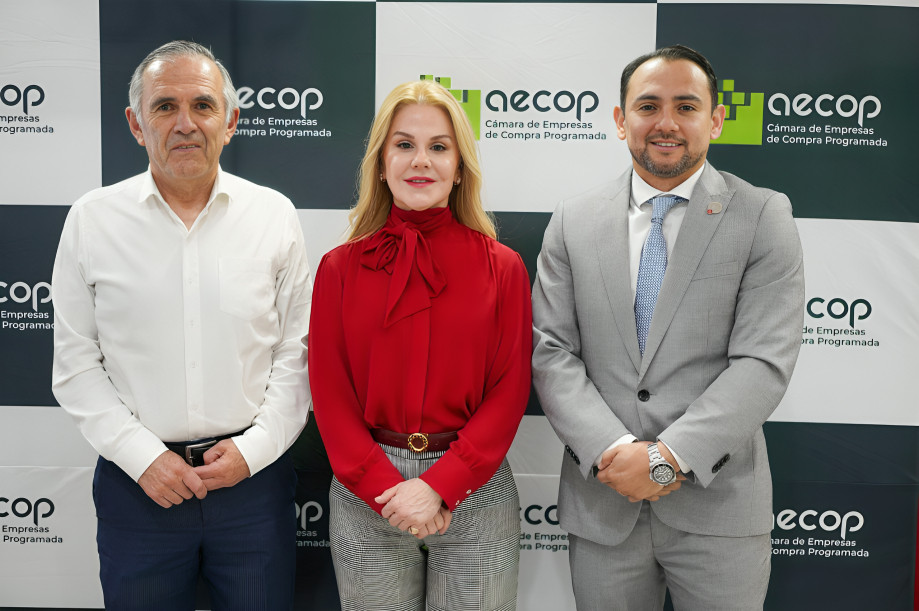 Miembros y representantes de empresas AECOP celebrando certificación en ética profesional de 450 asesores comerciales en Ecuador