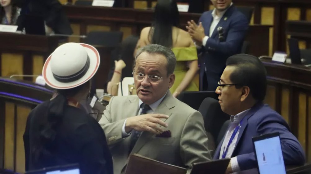 Asambleísta Alfredo Serrano del PSC criticando caso Progen investigación Asamblea Nacional en conferencia legislativa