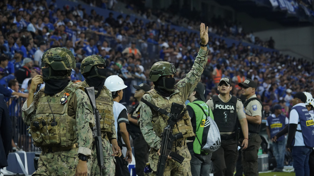 Militares custodian estadio George Capwell durante Clásico del Astillero en crisis de la LigaPro ecuatoriana septiembre 2025