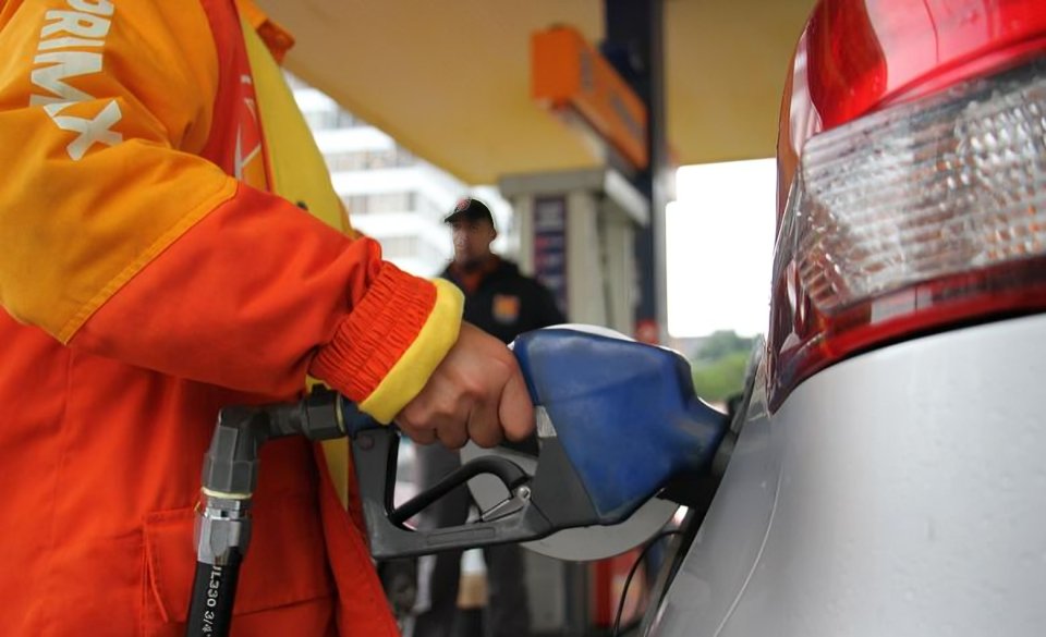 Estación de servicio con surtidor de diésel prémium mostrando precio de combustible en Ecuador durante diciembre 2025