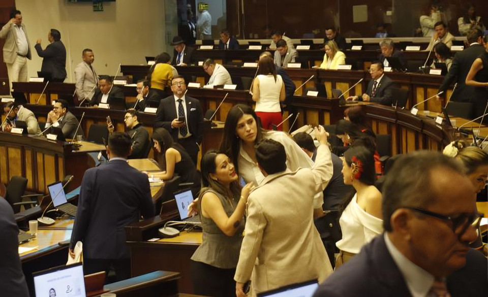 Sesión plenaria Asamblea Nacional Ecuador con bancada ADN contando votos para mayoría legislativa