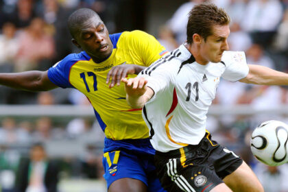 Selección de Ecuador en partido contra Alemania durante fase de grupos del Mundial de Fútbol 2006 en estadio alemán