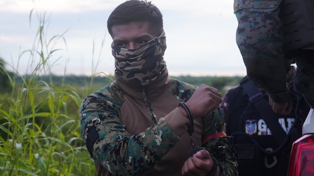 Militar esposado durante reconstrucción de hechos del caso Malvinas en Taura, Naranjal, marzo 2025, relacionado con desaparición forzada