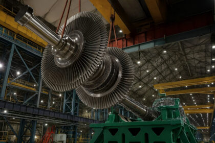 Instalaciones de energía nuclear con bandera de Ecuador representando programa nuclear de Ecuador 2026