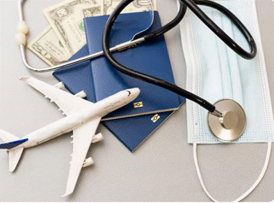 Viajero realizando un chequeo médico antes de viajar en una consulta de salud