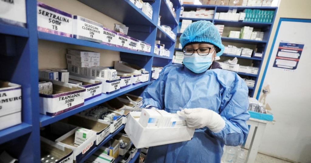 Noboa agiliza compra de medicamentos tras reformar el reglamento de contratación pública para mejorar el abastecimiento en hospitales.