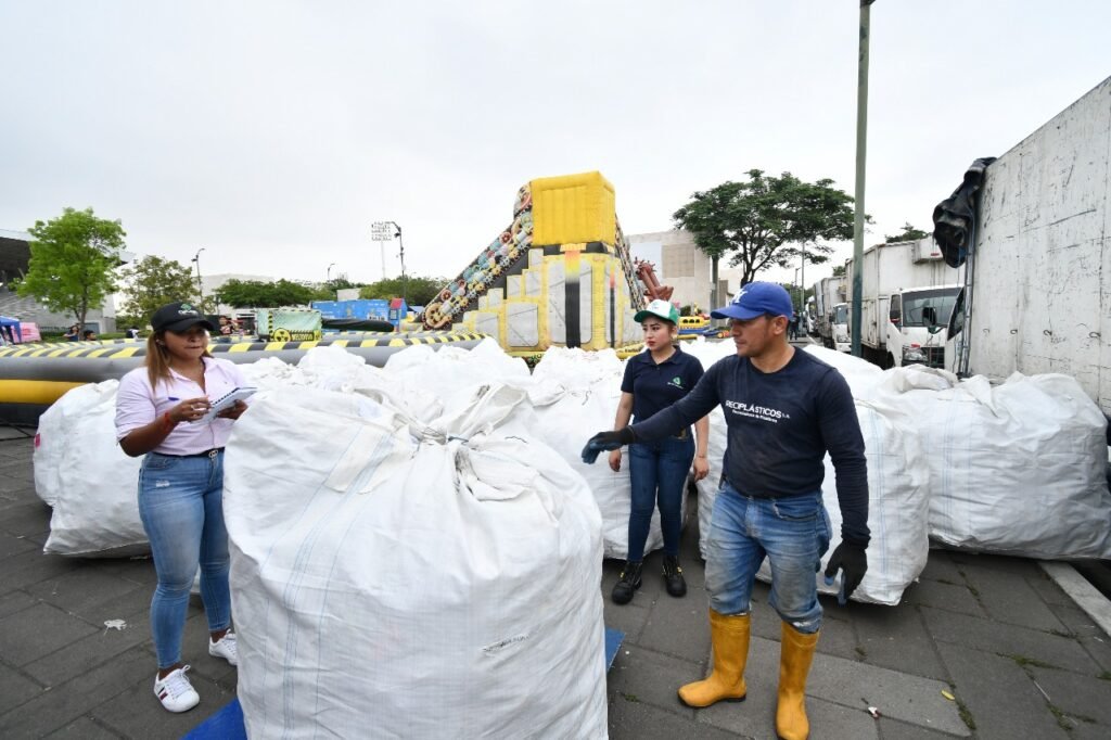 Colocación de la primera piedra de Sivera, urbanización con Lazy River en Daule