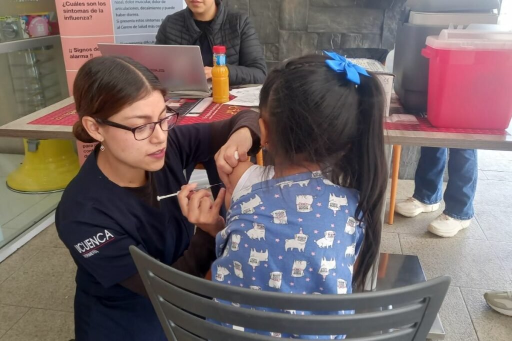 Jornada nacional donde más de un millón de personas se vacunaron contra la influenza en Ecuador