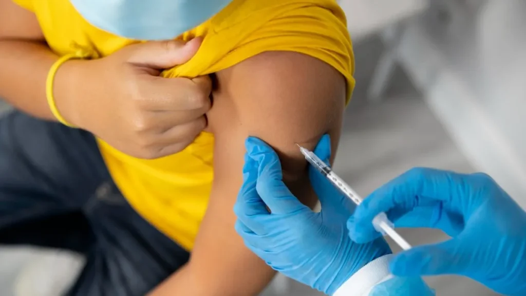Profesionales de salud aplican vacunas durante jornada nacional contra la influenza en Ecuador.