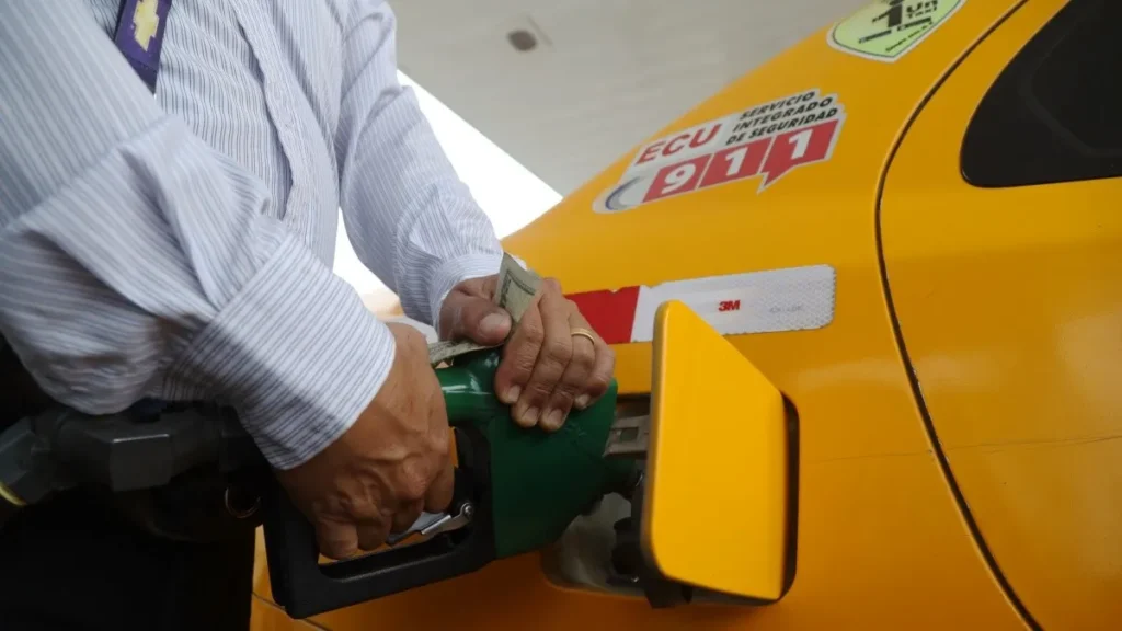 bajan de precio de combustible