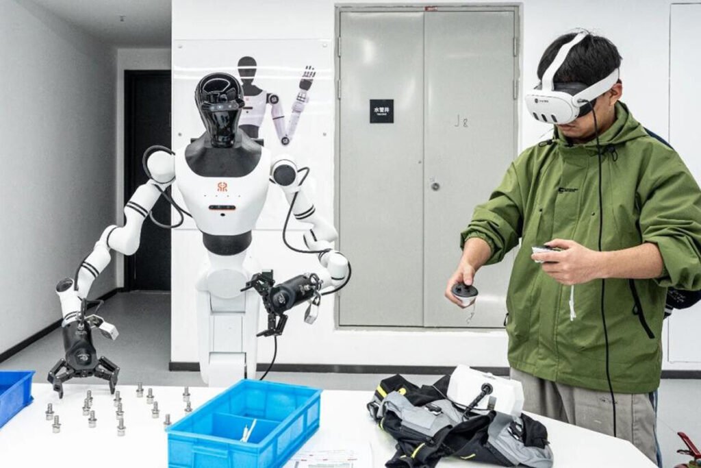 Trabajador humano realizando el entrenamiento de robots humanoides con un equipo de realidad virtual y sensores de movimiento.