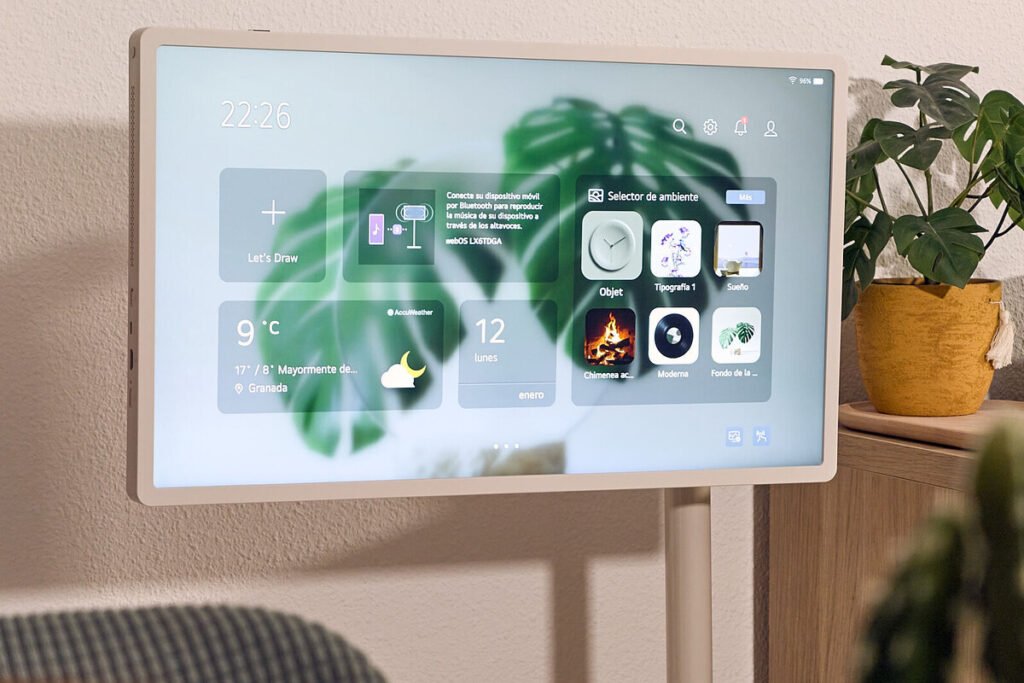 El televisor portátil LG StanbyMe 2 en posición vertical mostrando su brazo articulado y diseño minimalista.