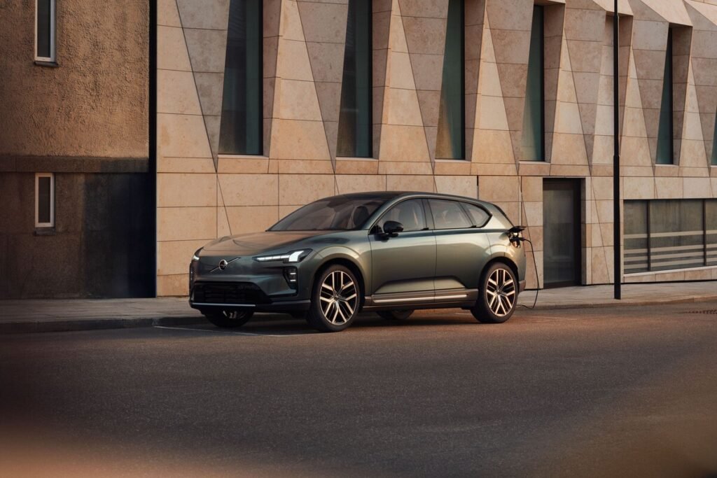 Infografía técnica que detalla la carga rápida y la autonomía del Volvo EX60 P12 AWD.