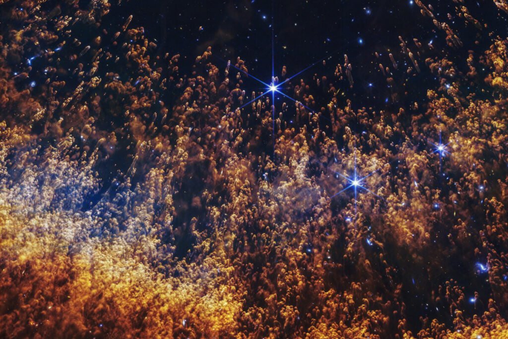 Captura fidedigna de la nebulosa de la Hélice tomada por el telescopio James Webb en el espectro infrarrojo cercano.