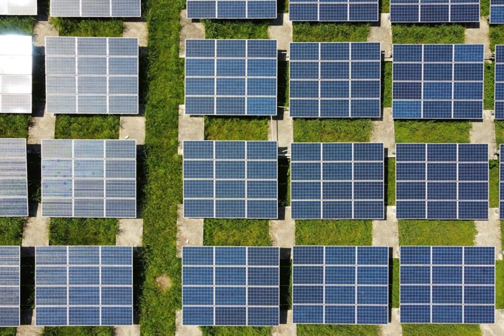 Gráfico comparativo de los residuos de la energía solar (2kg/MWh) frente a los desechos del carbón (80kg/MWh).