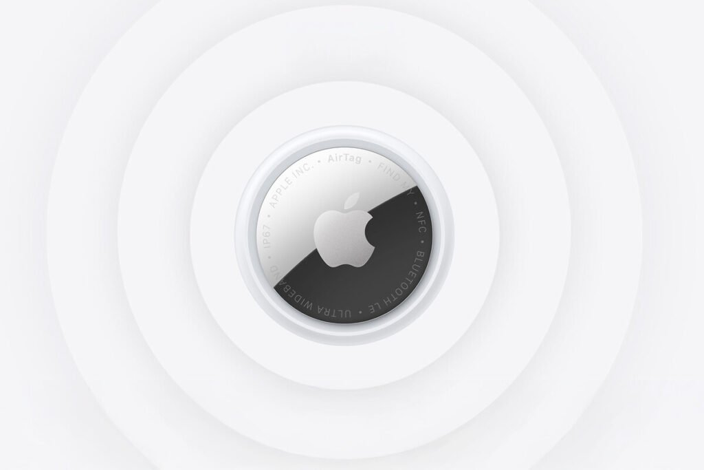 Infografía detallada del nuevo rastreador AirTag de Apple mostrando su chip UWB y el Apple Watch Series 11.