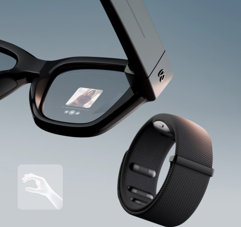 Usuario utilizando las nuevas gafas inteligentes Meta Ray-Ban Display con pantalla integrada y pulsera Neural Band.