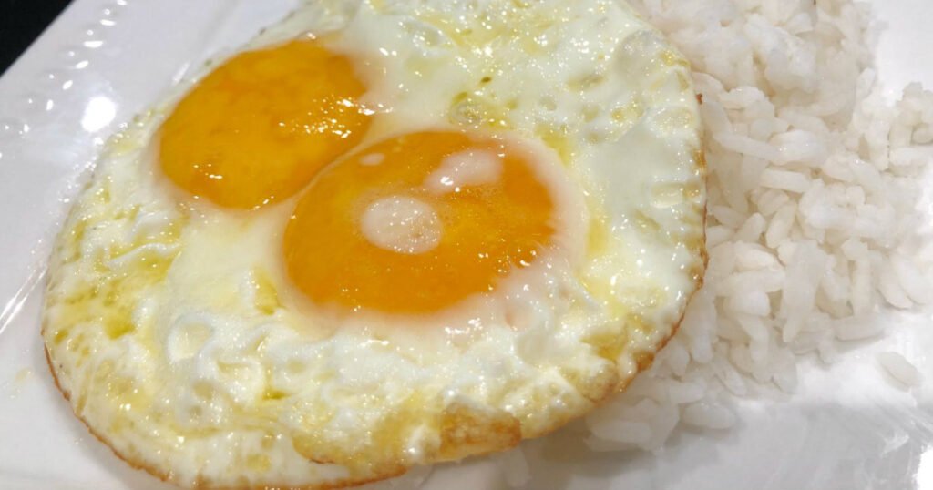 lato tradicional de arroz con huevo como combinación nutricional completa y accesible