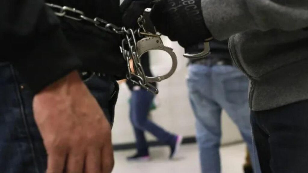 Droga y evidencias incautadas durante operativos policiales en Manabí y Quito.