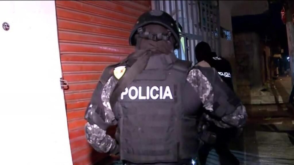 Panfletos criminales contra la Policía dejados en el cuartel del Guasmo Sur en Guayaquil