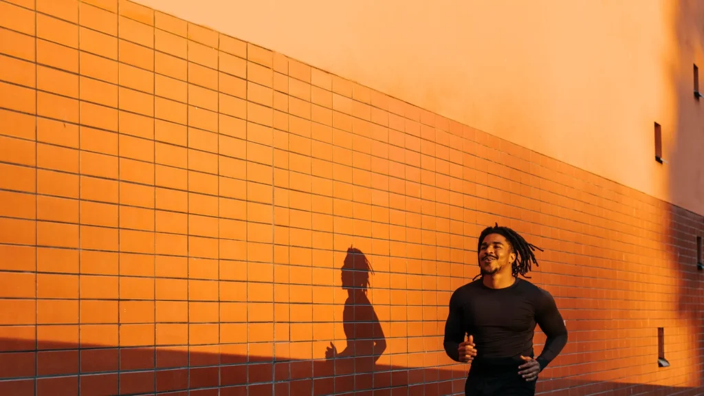 Persona realizando ejercicio al aire libre como ejemplo de los beneficios del deporte para la salud mental