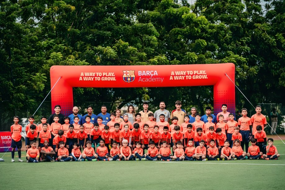 Niños entrenando fútbol en Barça Academy Camp Guayaquil 2026 con uniformes oficiales del FC Barcelona en campo de Samborondón