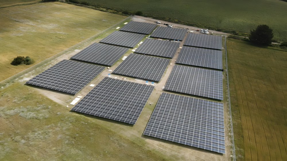 Paneles solares instalados en Ecuador con vista panorámica de ciudad y montañas representando energía solar en Ecuador 2026