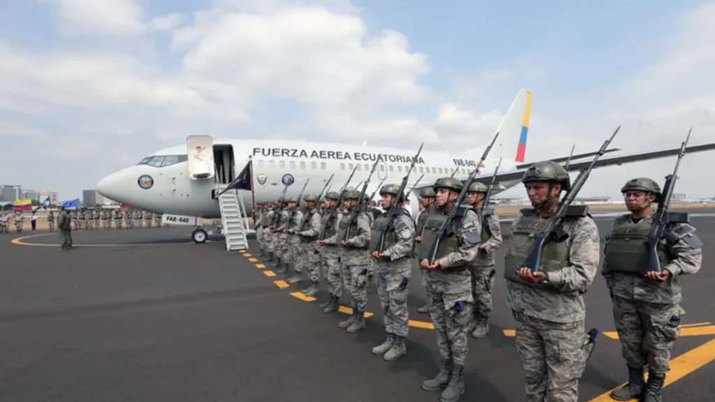 Boeing 737-500 en la Fuerza Aérea Ecuatoriana durante ceremonia oficial en Guayaquil