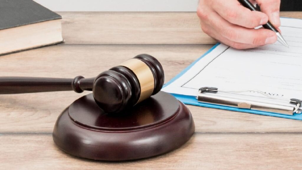Exjuez de Guayas investigado por cambiar sentencias durante audiencia judicial en Guayaquil