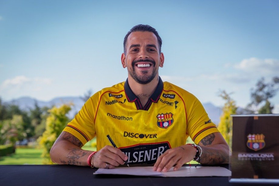 Barcelona anunció el fichaje de Javier Báez