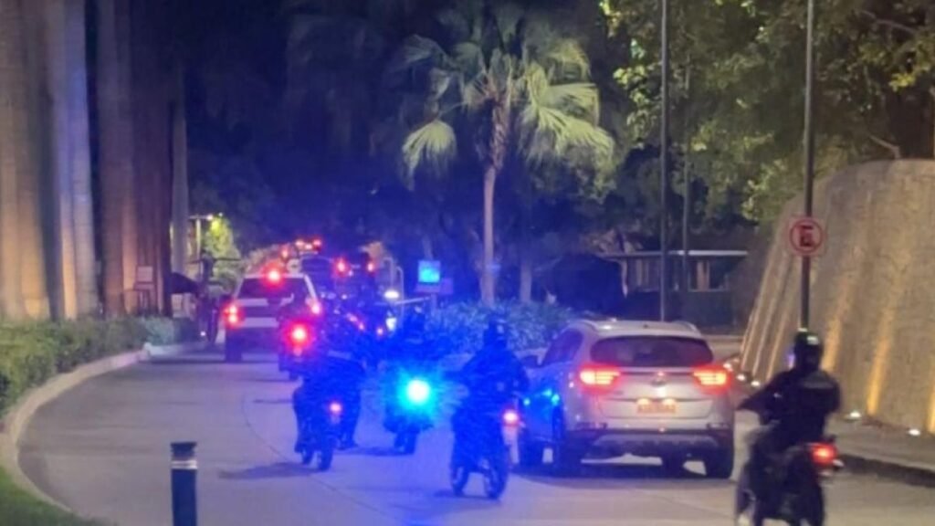 Policías realizan procedimiento tras el asesinato de alias El Marino en una urbanización de Isla Mocolí.
