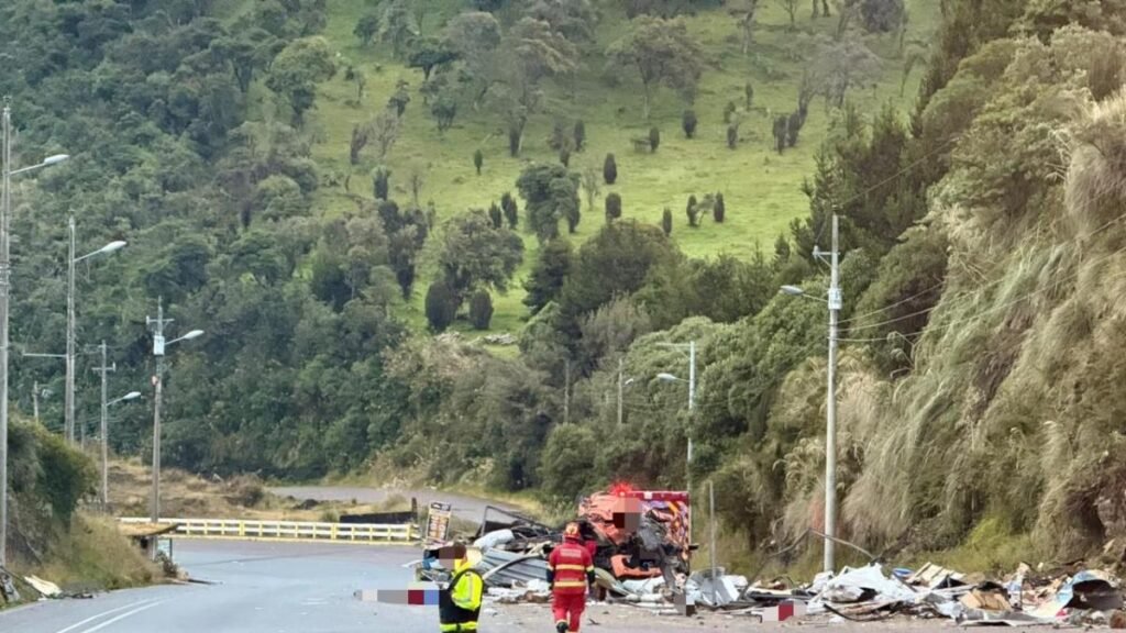 Accidente vía Pifo-Papallacta con camión siniestrado en el sector El Tambo