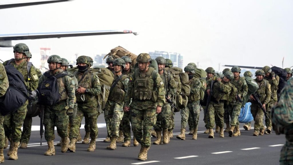 Fuerzas Armadas de Ecuador redujeron retiros tras la guerra interna, pero enfrentan un fuerte aumento de muertes en actos de servicio.