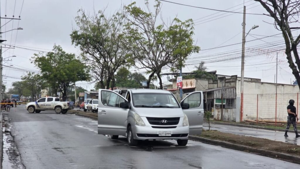 Dejan flores con explosivos en carroza fúnebre en Machala