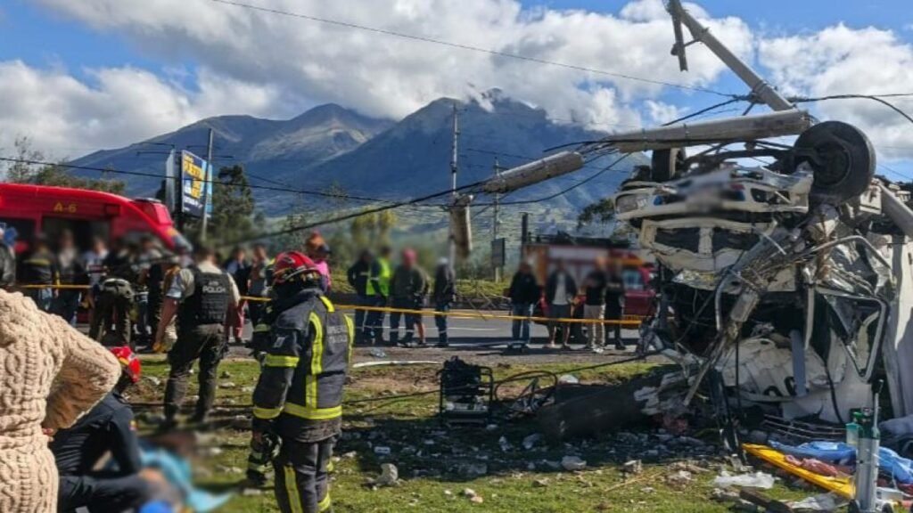 Volcamiento de camión en Otavalo dejó un fallecido y dos heridos en la vía Panamericana