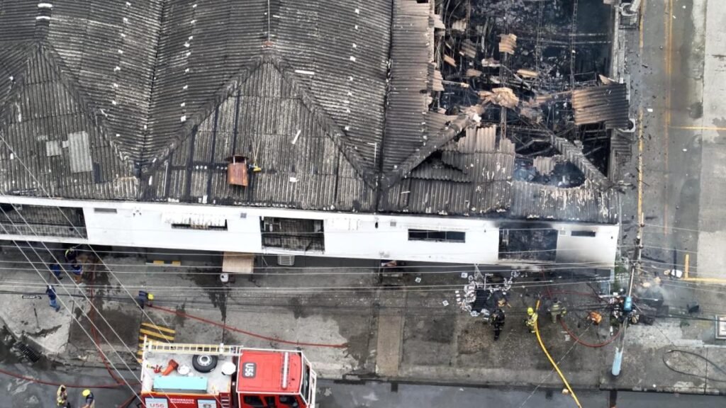 Voraz incendio afecta una imprenta en Mapasingue Este, en Guayaquil con despliegue de unidades de bomberos