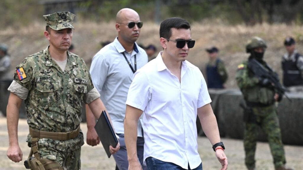 Gobierno ofrece destinar USD 180 millones para comprar helicópteros, radares y tecnología clave contra el crimen organizado en Ecuador.