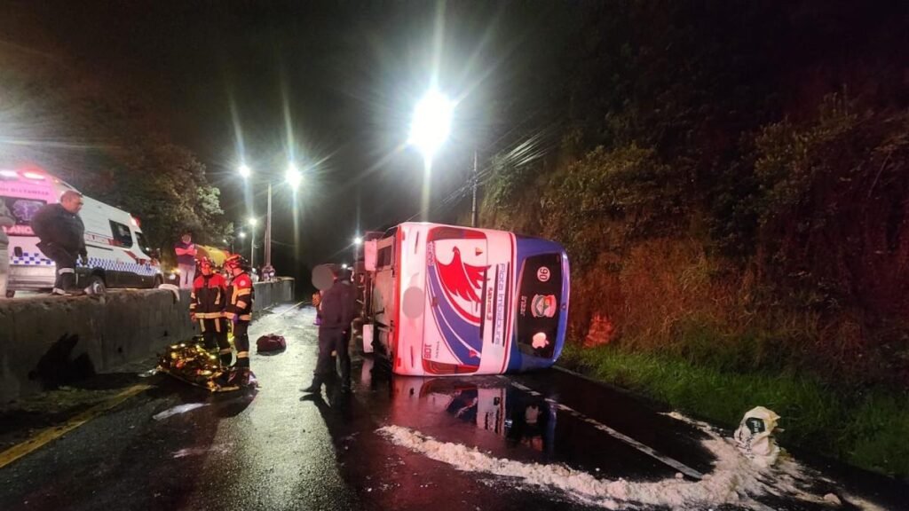 Vuelco de bus en la avenida Simón Bolívar deja 14 heridos en el sur de Quito