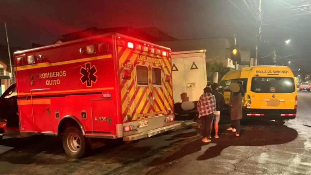 Vehículos involucrados en accidente entre camión y furgoneta escolar en intersección de La Magdalena, Quito.