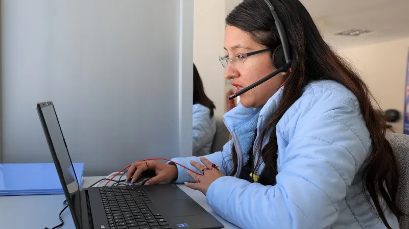 Profesional de la salud mental brindando teleconsultas gratuitas en Quito mediante atención virtual