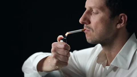 Persona fumando un cigarro de forma ocasional en un entorno social
