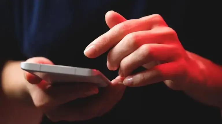 Farmacéutica experta desmintiendo engaños sobre salud en redes sociales