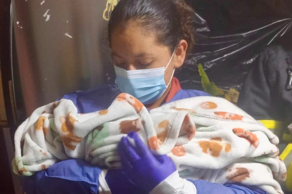 Bomberos de Quito atienden parto en casa