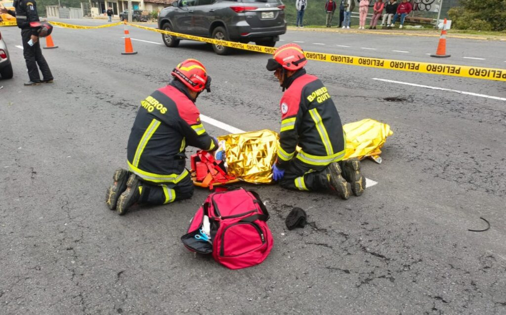 Accidente General Rumiñahui dejó una persona fallecida tras un choque entre un carro y una moto en el sector de Monjas.