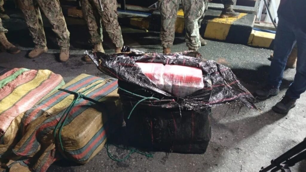 Armada frustra contaminación de buques con incautación de droga en el Golfo de Guayaquil