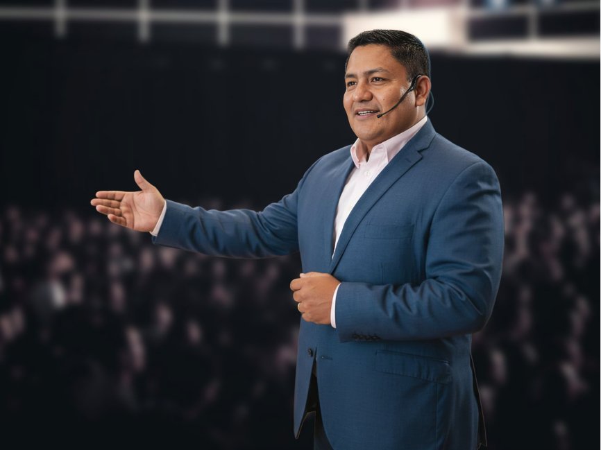 Diego Cepeda director de Colmena Enterprise presentando transformación digital empresarial en Panamá durante evento CAFÉ TICS